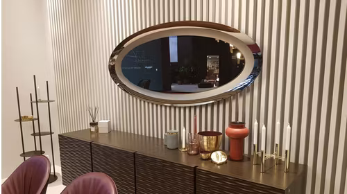Oglinda ovala Surface Glass Bronze, cu design romantic, linii jucause si finisaj bronze elegant.