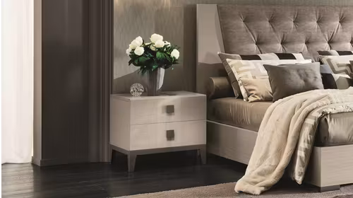 Noptiera Mont Blanc 2 sertare High Gloss, cu finisaj Light Koto si accente cromate pentru dormitor.
