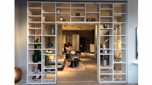 Biblioteca despartitoare Tele Liscio, produs expus, cu design modern si dimensiuni L3660 x P400 x H2994.