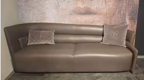 Canapea Odeon 3 locuri, tapitata in piele Matis Castoro, cu design elegant pentru living modern.