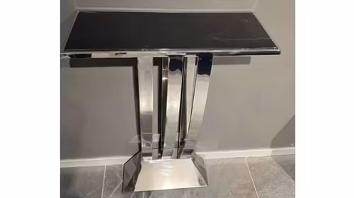 Consola Beau Deco, cu cadru din otel inoxidabil lustruit, baza robusta si blat din marmura neagra.
