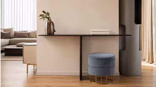 Consola Tee Bronze, produs expus, cu design modern si finisaj elegant pentru hol sau living.