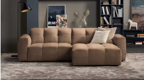 Canapea cu sezlong Chess Marilyn Brown, varianta dreapta, tapitata in material textil brown, cu design minimalist pentru living.