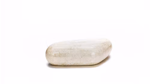 Masuta Sasso Medium Beige cu design fluid si acoperire din piatra fossile, finisaj bej, dimensiuni 98x52x27 cm