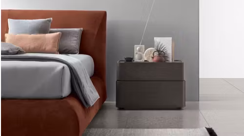 Noptiera moderna Brando cu finisaj Mocha Oak si tapiterie Amani