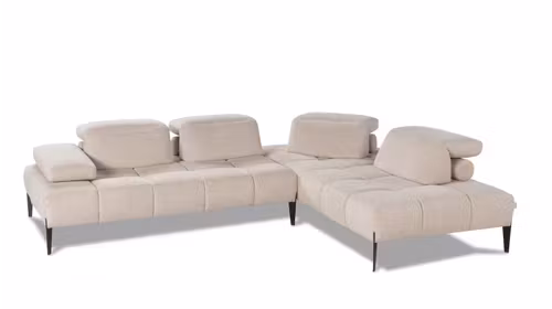 Canapea de colt Skyline tapitata in material textil Varenne Beige, cu design modern si picioare metalice negre.