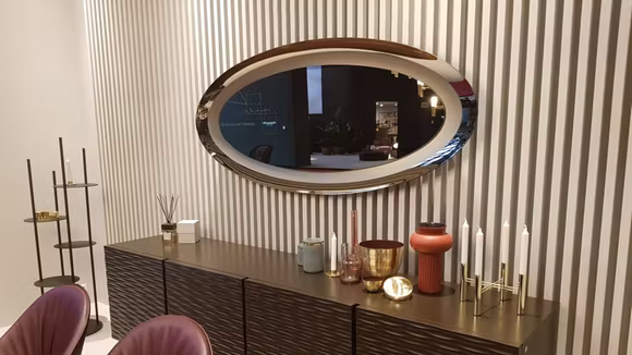 Oglinda ovala Surface Glass Bronze, cu design romantic, linii jucause si finisaj bronze elegant.