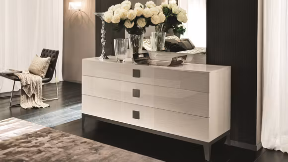 Comoda Mont Blanc cu 3 sertare, finisaj Koto High Gloss, design elegant pentru dormitor
