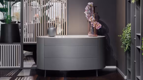 Comoda Stoccolma 3 sertare Piombo Opaco + Carrara Nobilitato, cu colturi rotunjite si sistem push to open.