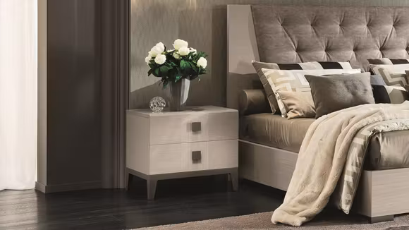 Noptiera Mont Blanc 2 sertare High Gloss, cu finisaj Light Koto si accente cromate pentru dormitor.