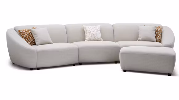 Canapea liniara Monique Beige cu ottoman asortat, tapiterie textila 18086LB-1 Beige, forme rotunjite si perne decorative.