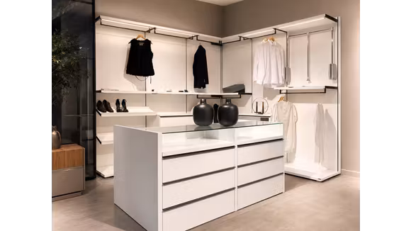 Dressing deschis Bianco Neve cu LED si insula dressing 6 sertare Bianco Nobilitato, produs expus.
