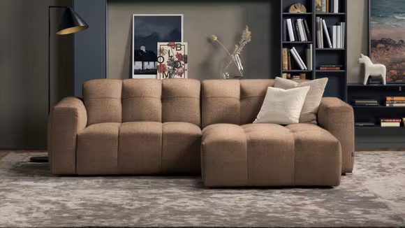 Canapea cu sezlong Chess Marilyn Brown, varianta dreapta, tapitata in material textil brown, cu design minimalist pentru living.