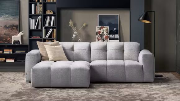 Canapea cu sezlong Chess Marilyn Silver, varianta stanga, tapitata in material textil silver, cu design minimalist si confortabil.