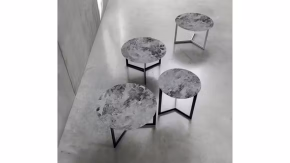 Masuta Joy Decorativo Grafic, produs expus, cu blat gros din lemn si design versatil.