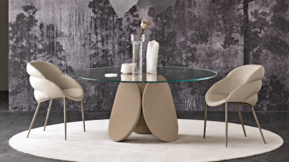 Masa Maxim Havana/Clear Glass 140 cm, produs expus, cu baza sculpturala formata din trei petale imbinate si design contemporan elegant.