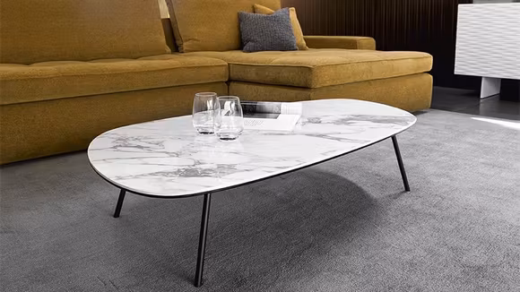 Masuta de cafea Tweet White Marble, produs expus, cu forma neregulata si design opulent.