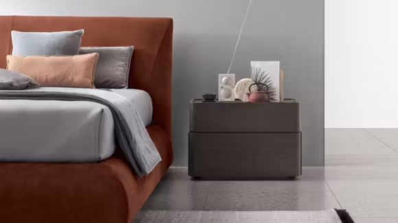 Noptiera moderna Brando cu finisaj Mocha Oak si tapiterie Amani