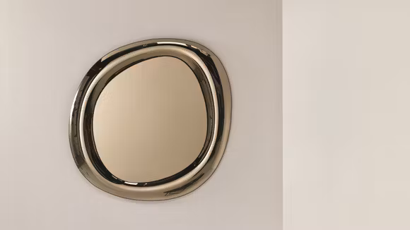 Oglinda Move Bronze 80x72, produs expus, cu design modern si rama curbata.