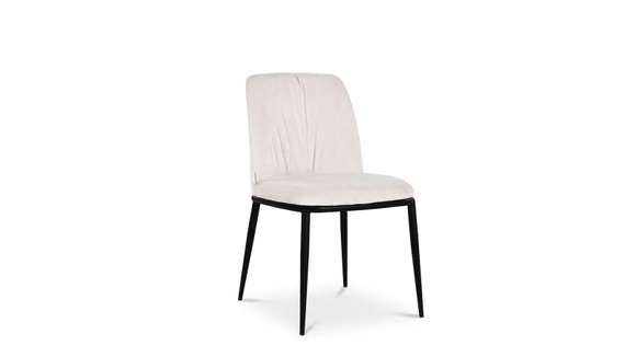 Scaun de dining modern Nebraska Alisa Abalone, tapițerie textilă albă cu pliuri decorative pe spătar curbat și picioare metalice negre subțiri.