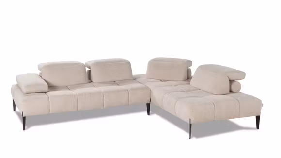Canapea de colt Skyline tapitata in material textil Varenne Beige, cu design modern si picioare metalice negre.